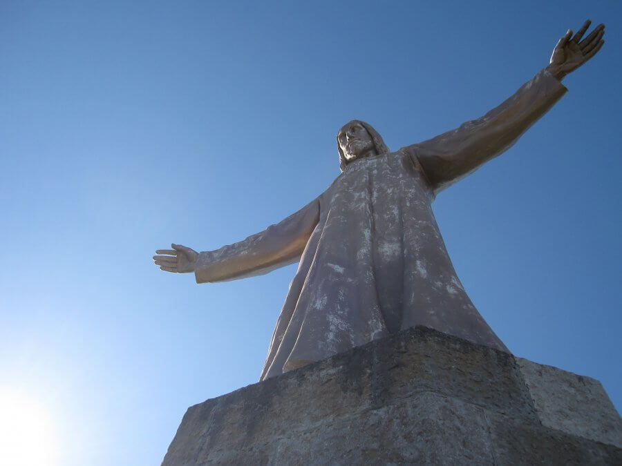 Статуя Иисуса Христа на храме Святого Сердца